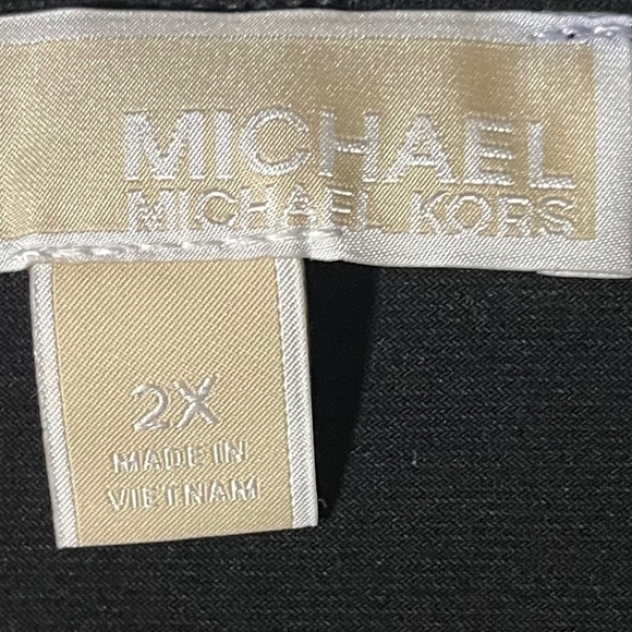 Michael Michael Kors Women’s Blouse. Long Sleeve. Plus size 2X. Unique neckline - Picture 3 of 6